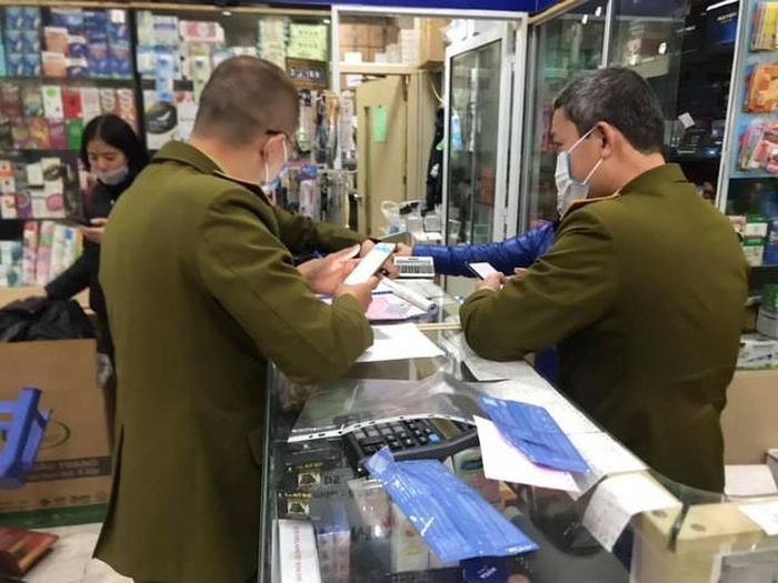 Lợi dụng nhu cầu của người dân lớn, nhiều quầy thuốc khắp Hà Nội tăng giá gấp nhiều lần mặt hàng khẩu trang.