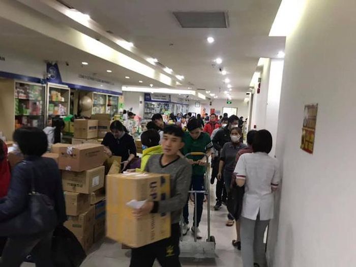 Những thùng đựng khẩu trang được các tiểu thương mua.