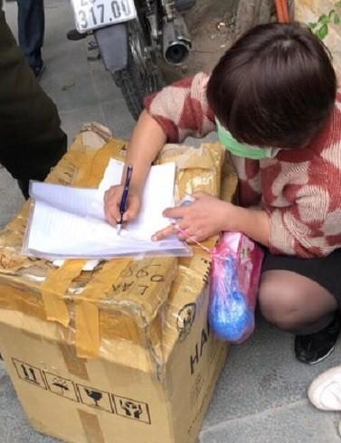 Một số người bán rong khẩu trang y tế với giá 200.000 đồng/hộp bị xử lý