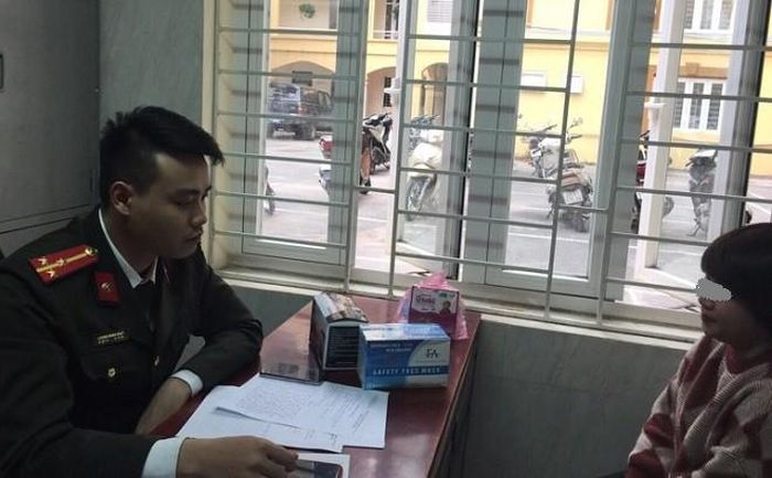 Cán bộ CAQ Thanh Xuân làm việc với cá nhân, chủ quầy thuốc có hành vi nâng giá bán khẩu trang y tế cao gấp nhiều lần