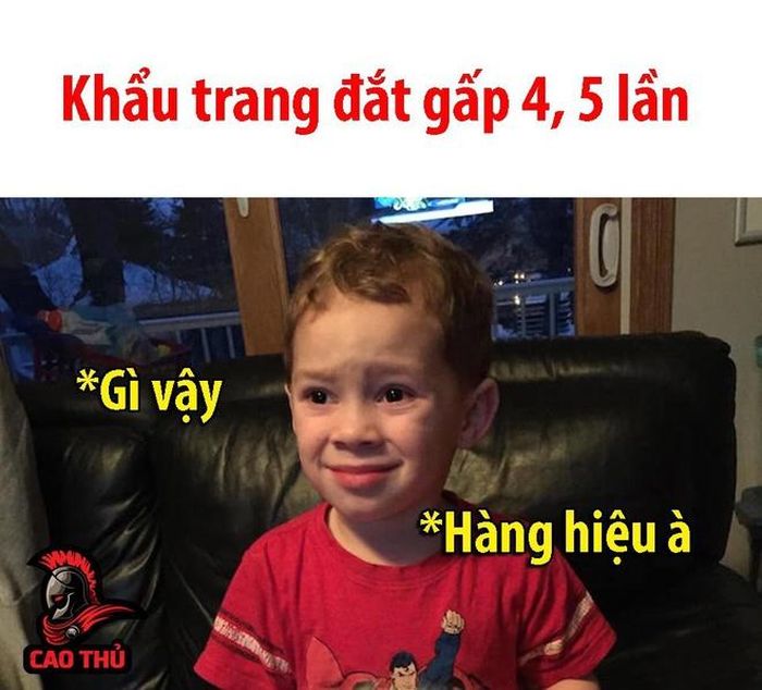 Tâm lý lo lắng khi dịch viêm phổi cấp do chủng mới của virus corona gây ra kéo dài khiến người dân đổ xô tìm mua khẩu trang. Nhu cầu mua quá lớn khiến mặt hàng này trở nên khan hiếm, thậm chí cháy hàng ở nhiều nơi dù giá tăng 2-3 lần bình thường. "Khẩu trang giờ quý hơn vàng", "khẩu trang giờ như hàng hiệu" là một số bình luận của dân mạng trước sự leo giá chóng mặt của vật dụng này trên thị trường. Ảnh: Cao thủ.