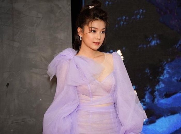  Bí mật của gió là bộ phim lãng mạn, tình cảm và hài hước kể câu chuyện “tình người duyên ma” giữa Linh (Khả Ngân đóng) và Phong (Quốc Anh). Không thể siêu thoát và bị mắc kẹt tại trần thế suốt hơn nửa thế kỷ, Phong vô tình phải lòng Linh. Cả hai cùng “thám tử tâm linh” An (Hoàng Yến Chibi) đi tìm bí mật giúp Phong tìm lại được chính mình. 