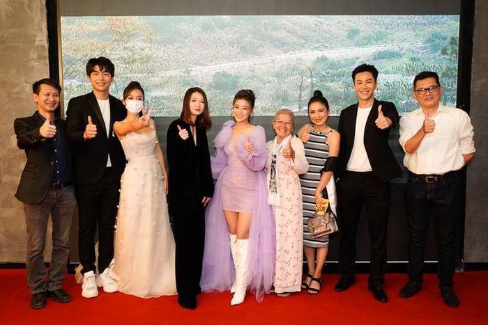  Dàn diễn viên trong phim vui vẻ chụp hình cùng nhau. Khả Ngân tiếp tục đeo khẩu trang kể cả khi vào rạp xem phim. 