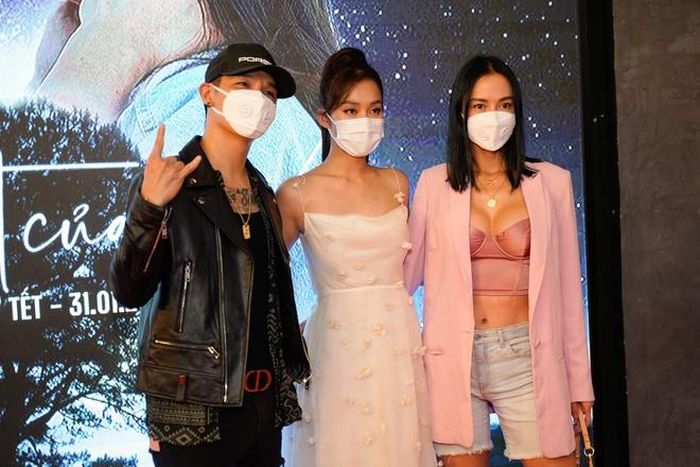  Cường Seven cùng bạn gái Vũ Ngọc Anh tới chúc mừng đoàn phim. Cặp đôi đeo khẩu trang ngay cả khi chụp hình. Khả Ngân cho biết Linh trong Bí mật của gió là một vai diễn khá thú vị và mới mẻ đối với cô. Tới đây, cô vẫn tiếp tục tìm kiếm cho mình những vai diễn mới lạ, phù hợp hơn để phát triển sự nghiệp diễn xuất. 