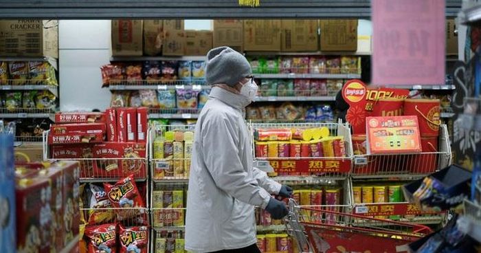 Đây không phải lần đầu tiên người Trung Quốc đổ xô dự trữ các mặt hàng thiết yếu. Năm 2011, người tiêu dùng đã đổ xô đi mua muối sau thảm họa hạt nhân Fukushima vì tin rằng muối có thể chống phóng xạ. Các chuyên gia y tế nhấn mạnh tầm quan trọng của khẩu trang trong việc ngăn chặn sự lây lan của virus corona, nhưng dự trữ khẩu trang không phải là tất cả. “Dự trữ nhiều khẩu trang giúp tôi cảm thấy an toàn hơn. Những chiếc khẩu trang đáng giá từng đồng”, Zhou Bin, 35 tuổi, chủ sở hữu một cửa hàng tạp hóa, chia sẻ. Ảnh: New Straits Times.