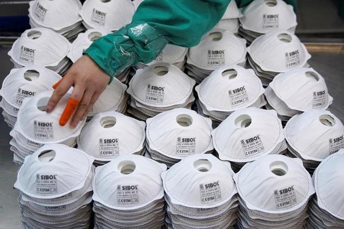Ông Wu Shengrong, Chủ tịch Shanghai Dasheng Mask, cho biết công ty đang sản xuất 80.000 khẩu trang/ngày nhưng sản lượng có thể đạt 200.000 chiếc/ngày trong vòng 10 đến 15 ngày tới. Ảnh: Reuters.