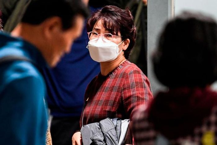 Ông Li Jia thuộc Ủy ban Kinh tế và Công nghệ Thượng Hải tiết lộ sản lượng khẩu trang đã tăng từ 400.000 chiếc/ngày trước ngày 25/1 lên đến 1,5 triệu chiếc/ngày. Theo ông, chính phủ sẽ hỗ trợ các nhà sản xuất, giúp họ đảm bảo đủ nguyên liệu thô và dịch vụ hậu cần để tăng sản lượng. Ảnh: New York Post.