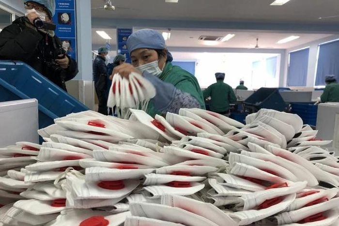 Virus chết người khởi nguồn từ Vũ Hán đã giết chết 259 người với hơn 11.000 trường hợp nhiễm bệnh trên toàn thế giới. Ông Yu cho biết ông cần 30 chiếc khẩu trang cho gia đình 6 người vì giờ ông chỉ còn 10 chiếc. Thượng Hải cũng đã giới hạn mỗi người mua chỉ được mua 10 chiếc khẩu trang mỗi ngày. Ảnh: South China Morning Post.