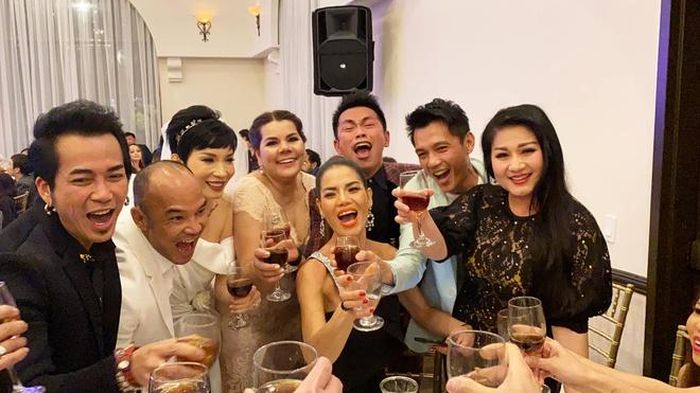  Vợ chồng Xuân Lan - Ngọc Lâm nâng ly cùng các khách mời. Một người bạn chia sẻ lễ cưới của nữ người mẫu diễn ra giản dị, ấm cúng. "Lâu lắm rồi mình mới chứng kiến đám cưới thật vui như thế. Tất cả bạn bè đến chung vui với Lâm và Lala (biệt danh Xuân Lan) đều vì sự mến thương thật sự", người này bày tỏ. 