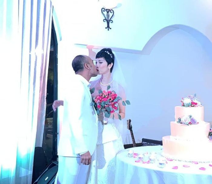 Vợ chồng Xuân Lan hôn nhau say đắm trước tràng vỗ tay lớn của mọi người. Bạn bè nhận xét bộ đôi có tướng phu thế. Nhà thiết kế Đỗ Mạnh Cường nhắn nhủ: "Chúc mừng hai vợ chồng trăm năm hạnh phúc". Ngô Kiến Huy viết: "Chúc mừng chị Lala". 