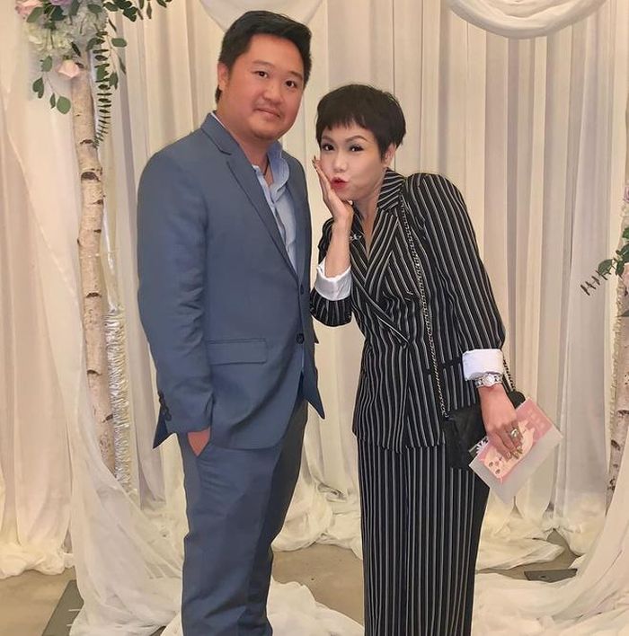  Việt Hương nhí nhảnh tại lễ cưới. Cô là người hoạt náo, khuấy động không khí và mang tới tiếng cười mỗi lần xuất hiện. Trước đây, cô dâu Xuân Lan có dịp tham gia vài game show cùng nữ nghệ sĩ hài. 