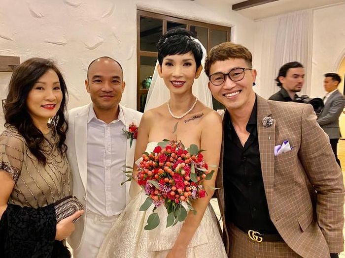  Nghệ sĩ Hồng Đào ăn mặc sang trọng, rạng rỡ đến chúc phúc Xuân Lan. Theo chia sẻ, chị về Mỹ từ trước Tết Nguyên Đán để đón năm mới cùng hai con. Sau khi ly hôn, vợ cũ Quang Minh đã cân bằng lại cuộc sống. 