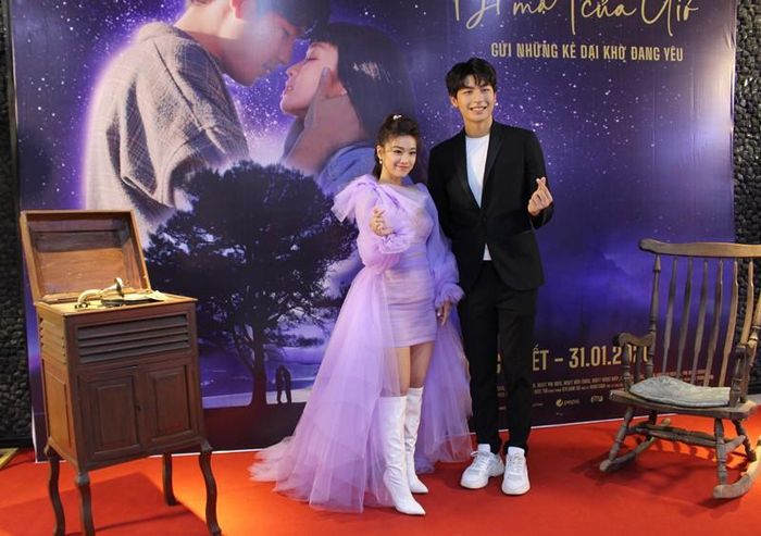 Diễn viên Hoàng Yến Chibi và Quốc Anh tham gia đóng chính trong phim "Bí mật của gió" có mặt tại ra mắt. Ảnh: PHONG LAM