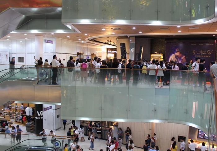 Đông đảo khán giả đến dự ra mắt công chiếu phim "Bí mật của gió". Ảnh: PHONG LAM