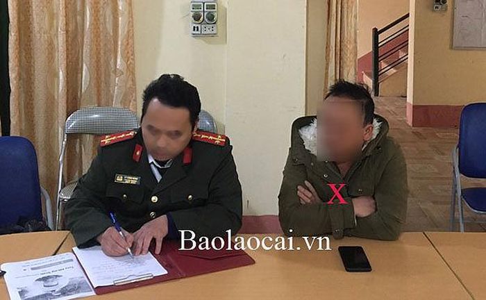 Vàng A Tr (người có dấu nhân mầu đỏ) tại cơ quan công an.