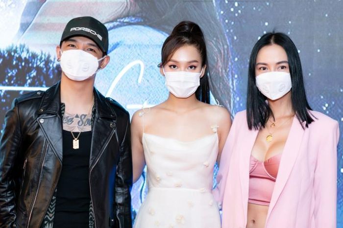  Cường Seven và Vũ Ngọc Anh cũng trang bị khẩu trang cho mình. 