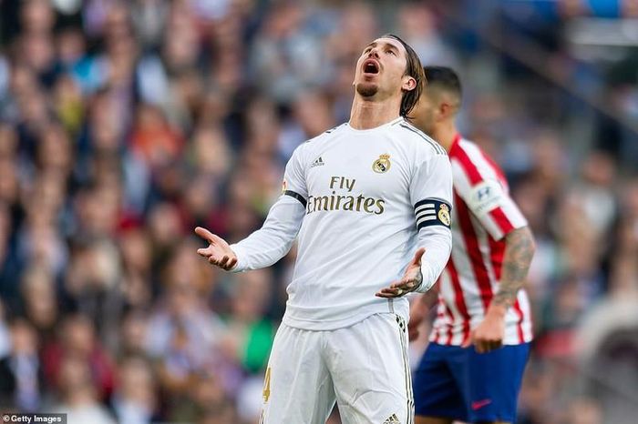 Real là đội có tình huống nguy hiểm đầu tiên, nhưng cú sút của đội trưởng Ramos lại đi vọt xà.