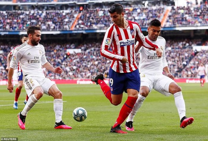 Morata té ngã trong vòng cấm sau pha va chạm với Casemiro, tuy nhiên trọng tài không cho đội khách được hưởng phạt đền.