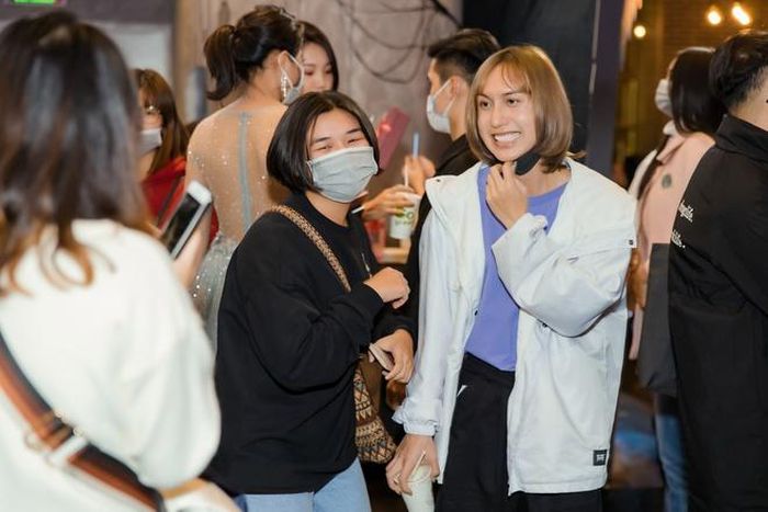  Lynk Lee xuất hiện với diện mạo thay đổi nhiều so với trước. Mới đây, anh cập nhật thông tin trên trang cá nhân là "giới tính nữ". Ca sĩ thoải mái chia sẻ về việc mình thích con trai từ nhỏ và muốn sống đúng với bản thân. 