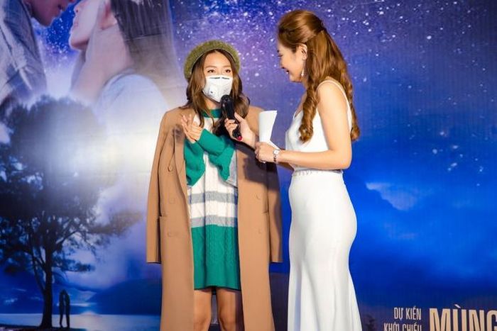  Khi trả lời phỏng vấn, nữ diễn viên vẫn giữ nguyên khẩu trang trên mặt. Với cô, sức khỏe lúc này là quan trọng nhất. Những ngày này, khi đến rạp chiếu phim, nhiều khán giả đã tự ý thức luôn mang khẩu trang để bảo vệ mình. 
