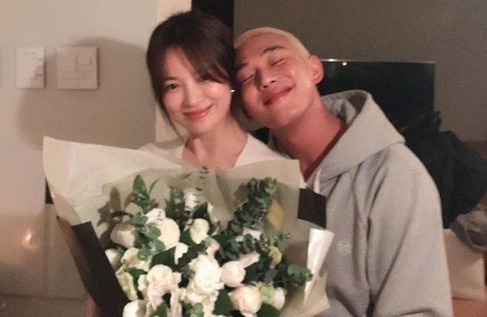 Song Hye Kyo và Yoo Ah In cùng chia sẻ đoạn video kêu gọi sự ủng hộ với người dân Vũ Hán (Trung Quốc).