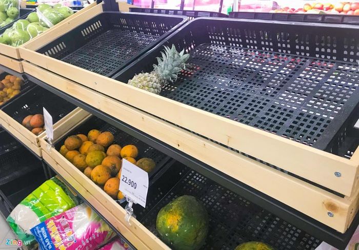  Tại một cửa hàng khu vực Cầu Giấy, nhân viên cho biết sáng ngày mai mới có hàng rau củ nhập về tiếp. Nhu cầu người dân rất cao nhưng lượng rau cung cấp sau Tết hạn chế. 