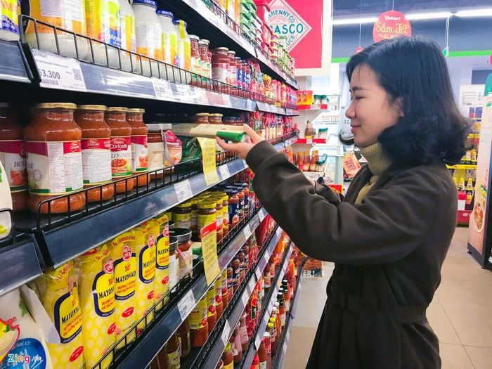  Dù hơi bất ngờ với việc các kệ hàng trống trơn, Ngọc Trâm vẫn lạc quan vì tin rằng sang tuần mới sẽ có thể mua được rau củ, hoa quả tươi ngon. Cô bạn cũng chỉ mua đồ vừa đủ dùng một tuần, không dự trữ quá nhiều đồ. 