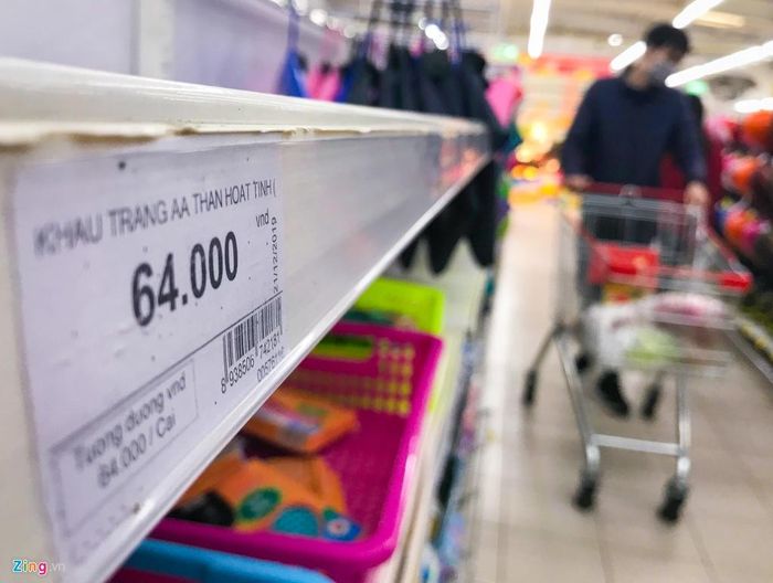  Cũng giống rau xanh, khẩu trang cũng là mặt hàng khan hiếm. 