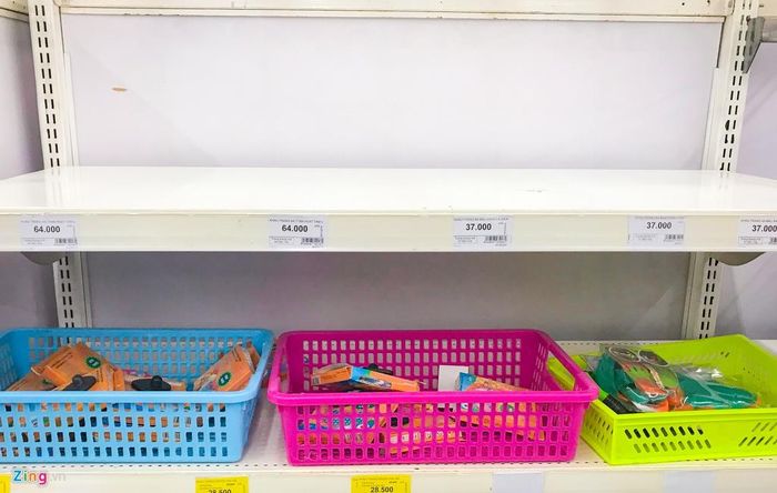  Một kệ lớn vốn là nơi bày bán khẩu trang nay đã sạch trơn, không còn chiếc nào. 