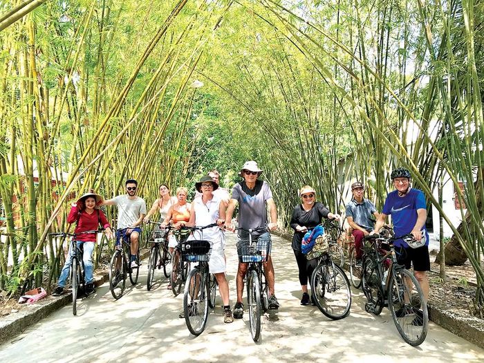 Du khách tham quan miệt vườn Vàm Xáng, Phong Điền,TP Cần Thơ những ngày xuân. Ảnh: CAO PHONG