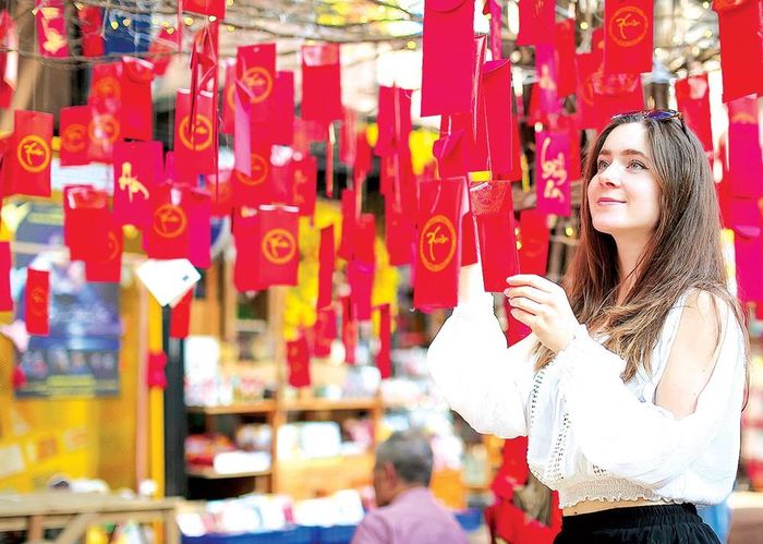 Nữ sinh viên người Đan Mạch chọn thiệp tết ở Đường sách Nguyễn Văn Bình, TPHCM. Ảnh: DŨNG PHƯƠNG