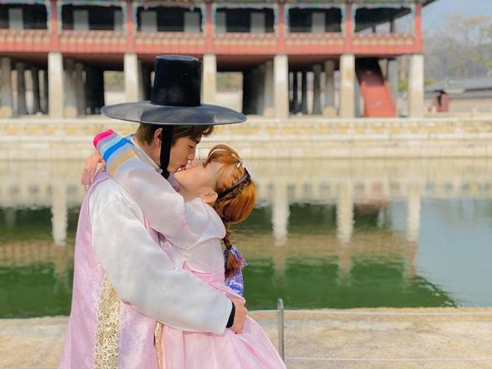 Huỳnh Phương – Sĩ Thanh sang Hàn Quốc du xuân, khoe ảnh diện Hanbok khóa môi tình tứ.