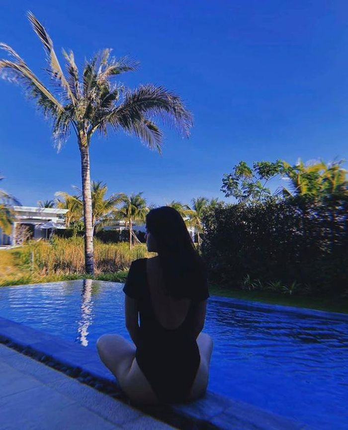 Phạm Quỳnh Anh khoe hình diện bikini ở tuổi 36. Dù chỉ chụp từ phía sau nhưng vóc dáng gợi cảm, quyến rũ của cô vẫn nhận được rất nhiều lời khen ngợi của cộng đồng mạng.