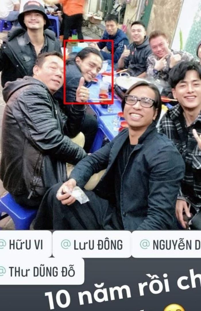  Hữu Vi xuất hiện với mái tóc dài luộm thuộm, gương mặt kém sắc trong bức ảnh mới nhất đang được chia sẻ trên mạng xã hội. Sau 2 năm ở ẩn và tạm lánh xa showbiz, nam diễn viên “Hậu duệ mặt trời” bản Việt thường xuyên xuất hiện với hình ảnh xuề xòa đến khó tin. Vẻ đẹp nam thần đốn tim người hâm mộ của anh đã biến mất khiến dư luận nhiều lần hoang mang.