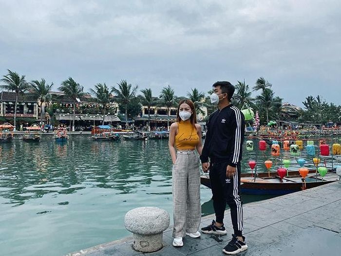 Vợ chồng MiA đeo khẩu trang kín mít du lịch Đà Nẵng, Hội An mùa dịch.