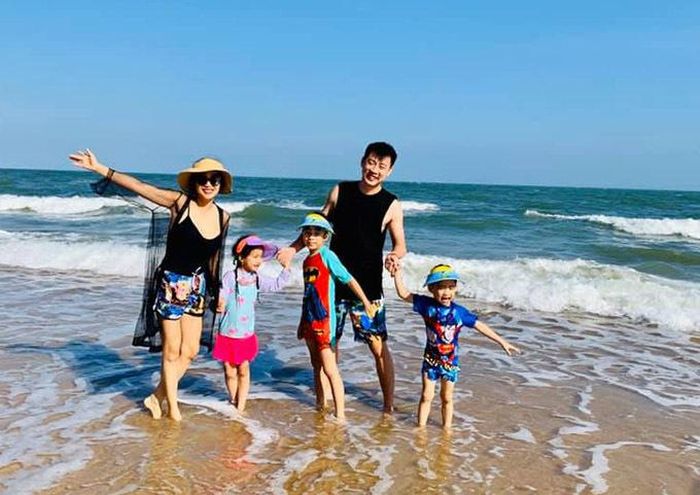 Ra Tết, gia đình Ốc Thanh Vân tranh thủ cùng nhau đi biển Vũng Tàu.