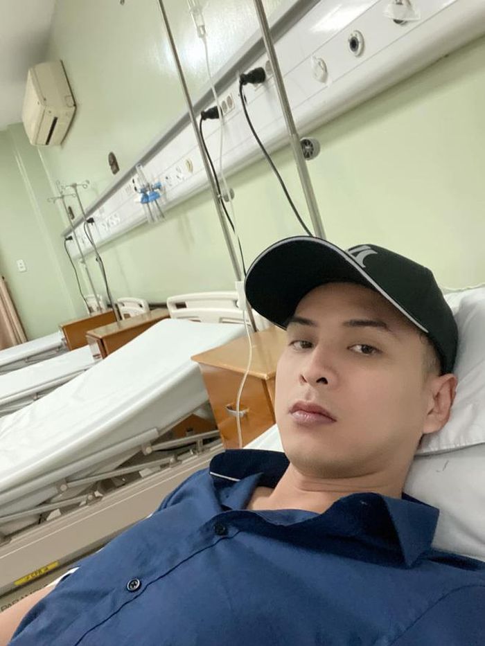  Hồ Quang Hiếu khiến người hâm mộ lo lắng khi chia sẻ hình ảnh đang truyền nước trong bệnh viện. Theo đó, nam ca sĩ bị ngộ độc thực phẩm vì ăn phải quá nhiều nhân sâm, hơn nữa vì đường ruột khá yếu nên anh phải nhập viện để điều trị. Dù chưa biết tình hình hiện tại của Hồ Quang Hiếu như thế nào nhưng người hâm mộ hy vọng anh sẽ mau chóng bình phục để có thể xuất viện trong vài ngày tới.