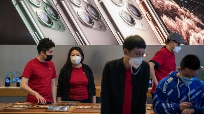 Nhân viên Apple Store và khách hàng đeo khẩu trang tại một cửa hàng tại Bắc Kinh. (Ảnh: CNBC)