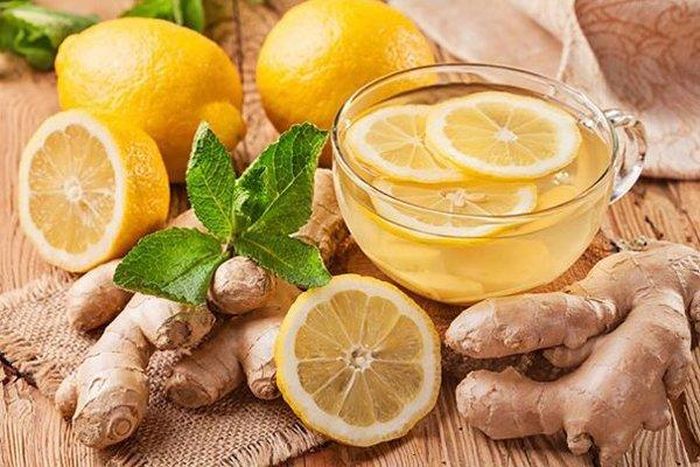 Một li trà gừng pha với chanh có thể tăng cường sức đề kháng của cơ thể bởi gừng có tác dụng tăng cường lưu thông máu và chanh giàu chất chống oxy hóa.