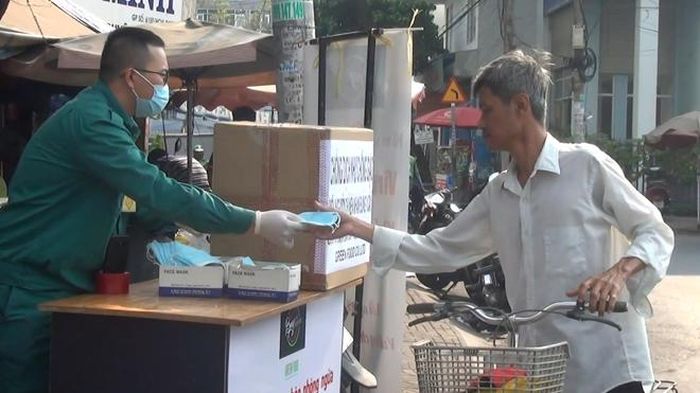 Khi nhận được khẩu trang từ những nhóm tình nguyện, mọi người rất vui mừng