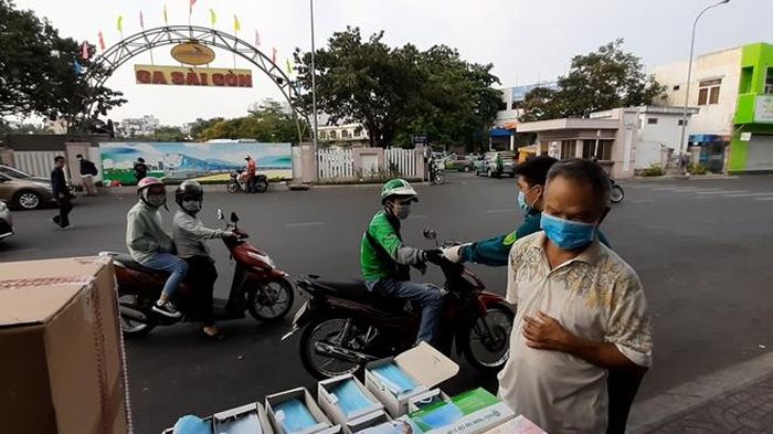 Họ lựa chọn những nơi thường tập trung đông người để phát tặng khẩu trang