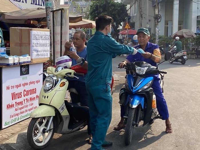 Chính quyền địa phương cũng đã cử người hỗ trợ nhóm tình nguyện phát khẩu trang cho mọi người