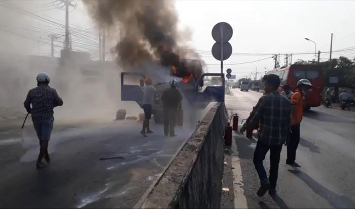 Dân giúp dập lửa