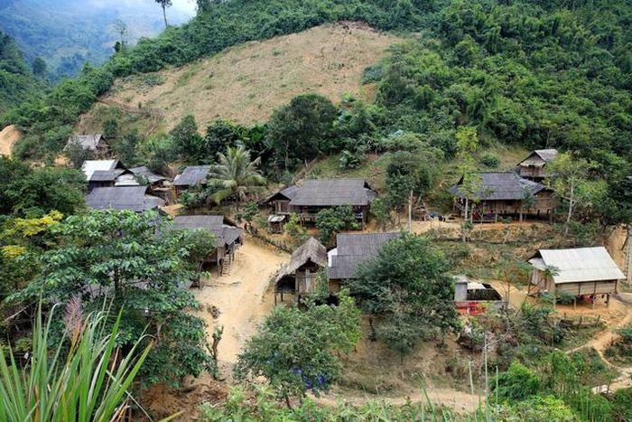 Các bản làng ở huyện miền núi Kỳ Sơn có nhiều lao động vừa từ Trung Quốc trở về ăn tết Nguyên Đán