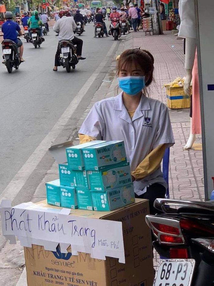  Trên mạng xã hội, những hình ảnh về các điểm phát khẩu trang miễn phí trên khắp cả nước cũng liên tục được chia sẻ và nhận được sự ủng hộ của nhiều người. Ảnh: Nguyễn An Vịnh. 