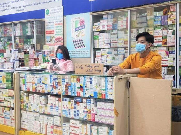  Nhiều người cho rằng sau thông tin hàng loạt cửa hàng bị xử lý vì tự ý tăng giá khẩu trang, chặt chém khách mua hàng, các hiệu thuốc giờ chỉ biết tính lời lãi, thiệt hơn trước mắt. Ảnh: Facebook. 