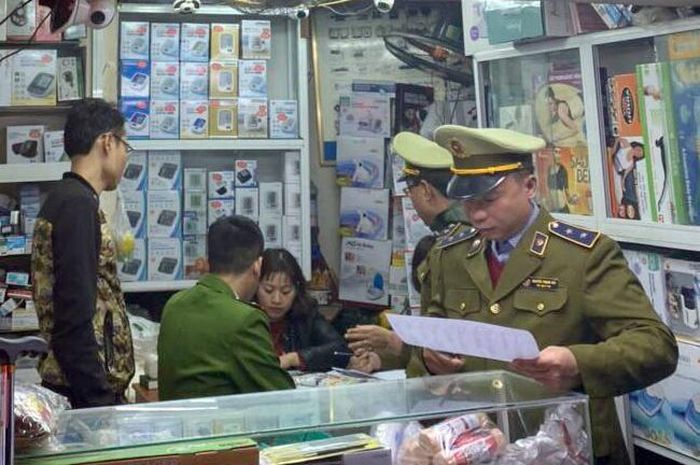  Trong bối cảnh dịch bệnh corona lây lan nhanh chóng, khẩu trang và nước rửa tay đã cháy hàng tại nhiều địa phương do nhu cầu tăng mạnh. Lợi dụng mùa dịch, nhiều cửa hàng tăng giá các mặt hàng này để kiếm lời bất chính. Trong những ngày qua, cơ quan chức năng đã xử lý và niêm phong nhiều cửa hàng, hiệu thuốc có dấu hiệu vi phạm, thét giá khẩu trang y tế lên gấp nhiều lần so với ngày thường. Ảnh: N.H. 
