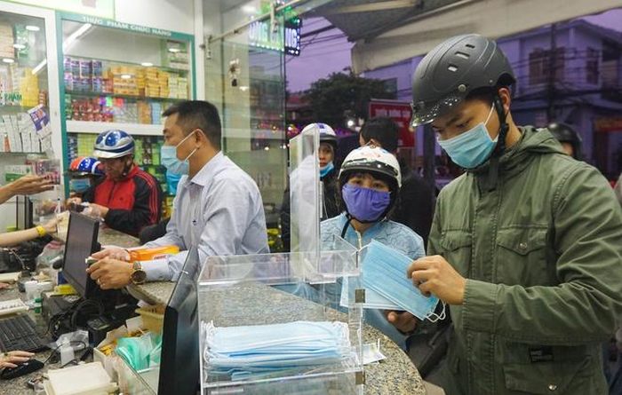  Trong khi nhiều cửa hiệu thuốc treo biển không bán khẩu trang, một số cửa hàng đã phát hàng nghìn chiếc khẩu trang miễn phí cho khách hàng trong mùa dịch corona. 