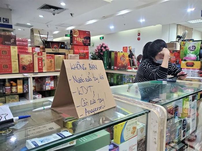  Cách hành xử này khiến dân mạng không hài lòng, thậm chí bức xúc. "Thiếu gì cách nói mà họ lại thông báo một cách cục súc như vậy?", Huy Dang bình luận. "Vấn đề ở đây không phải là bán hay không bán. Lời nói chẳng mất tiền mua, đâu mất gì một câu thông báo đàng hoàng tử tế", Minh Thư bình luận. Ảnh: Facebook. 