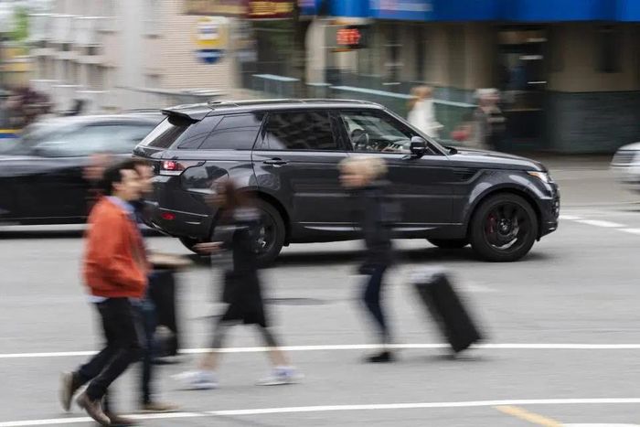 Một trong những lập luận cơ bản là do xe SUV thường to hơn, nặng hơn, có phần cản cao và cứng hơn những dòng xe sedan và hatchback, nên mức độ sát thương thường cao hơn khi xảy ra va chạm. Hơn nữa, độ cứng của khung gầm cũng làm cho nhiều tài xế xe SUV có cảm giác an toàn nên thường lái xe ở tốc độ cao. Sự chủ quan này không những gây nguy hiểm cho chính tài xế mà còn cho người đi bộ và các phương tiện tham gia giao thông khác. 